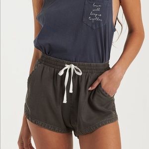 WORN ONCE// billabong shorts